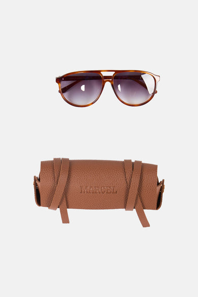 Lunettes de soleil marron de Le Fabuleux Marcel de Bruxelles avec un étui en cuir marron portant l'inscription "MARCEL".