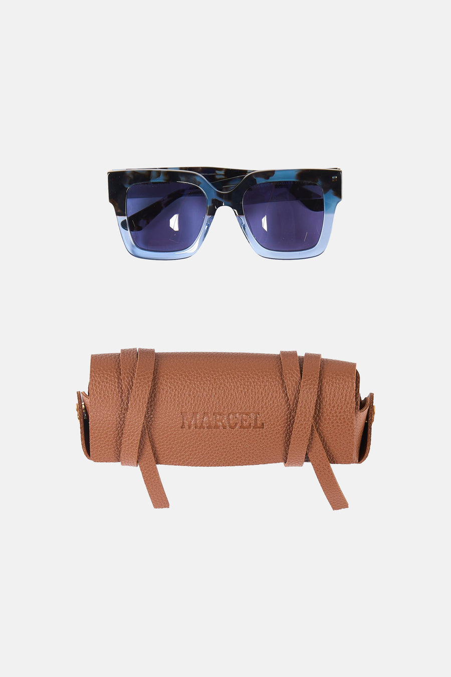 Lunettes de soleil bleues de Le Fabuleux Marcel de Bruxelles, avec un étui à lunettes en cuir marron.