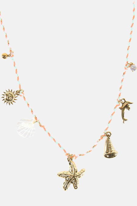 Collier court multicolore de Le Fabuleux Marcel de Bruxelles, avec divers pendentifs dorés et blancs.