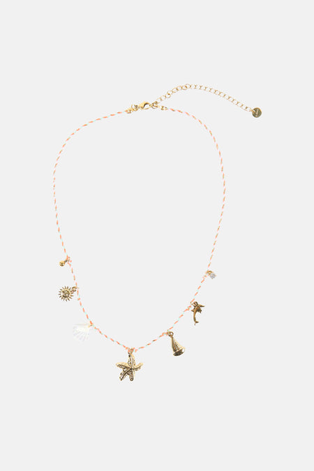 Collier court et multicolore de Le Fabuleux Marcel de Bruxelles, avec divers pendentifs et détails dorés.