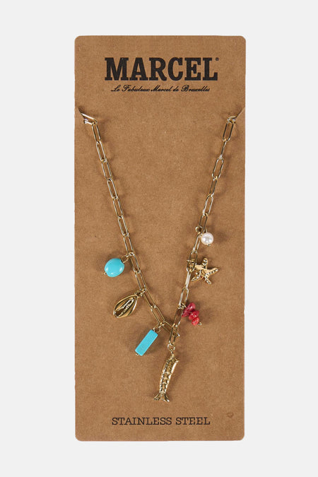 Gouden ketting met schelp, ster, parel en turquoise bedels, op bruin karton.