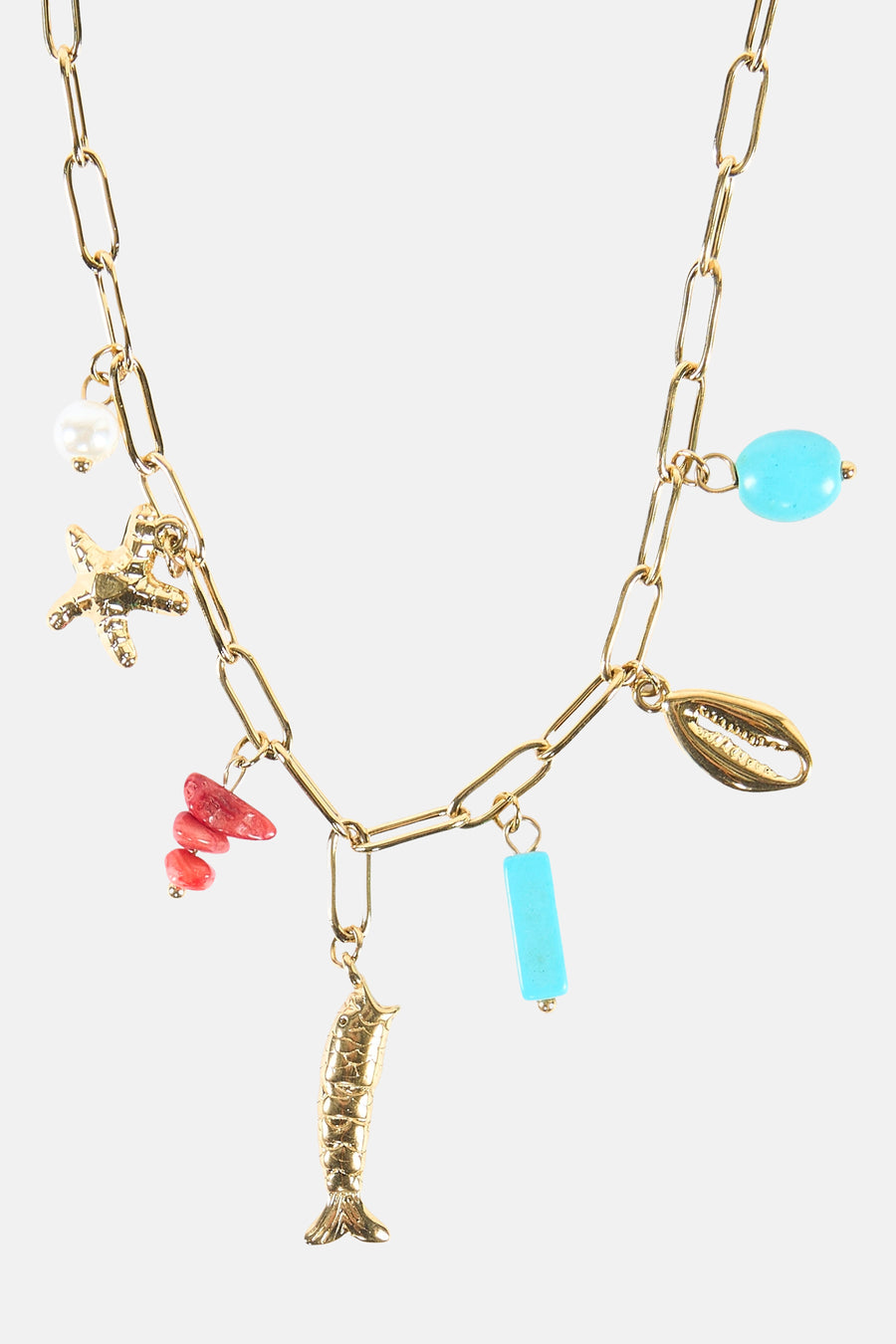 Collier court multicolore de Le Fabuleux Marcel de Bruxelles avec maillons dorés et breloques de diverses couleurs et formes.