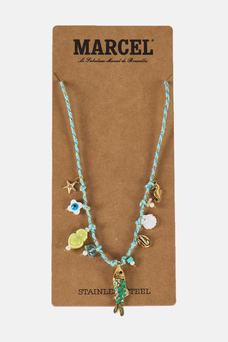 Ketting met zee-thema-bedels op kartonnen achtergrond.