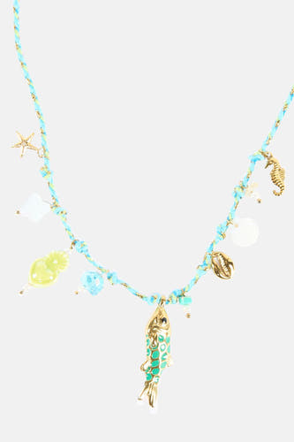 Collier court multicolore de Le Fabuleux Marcel de Bruxelles avec des breloques en forme d'étoile de mer, de coquillages et d'un poisson.