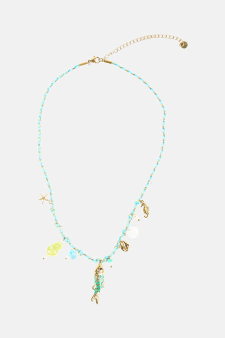 Multikleurige korte halsketting van Le Fabuleux Marcel de Bruxelles, met bedels in de vorm van een vis, een zeester en schelpen.