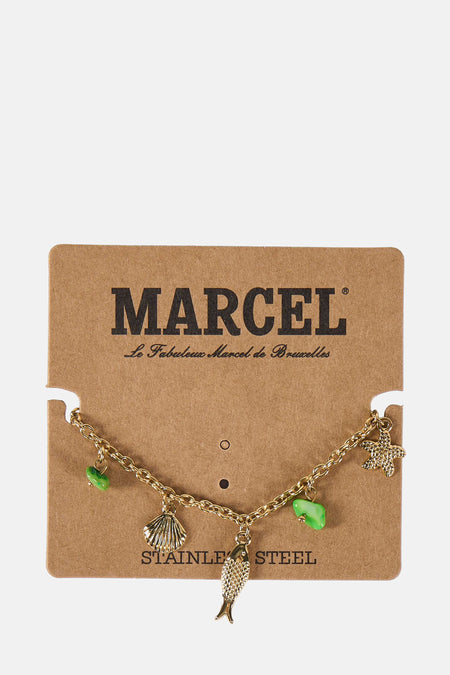 Gouden bedelarmband met groene steentjes en zee thema.
