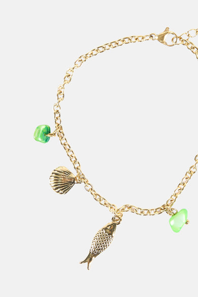 Bracelet multicolore de Le Fabuleux Marcel de Bruxelles avec breloques d'une coquille, d'un poisson et de pierres vertes.