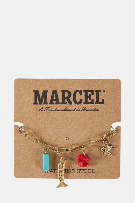 Gouden armband met bedels in de vorm van een blauw blok, een vis, een rode koraal en een gouden zeester.