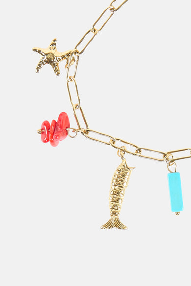 Bracelet multicolore de Le Fabuleux Marcel de Bruxelles avec chaîne dorée et breloques en forme d'étoile de mer, de poisson et de pierres.