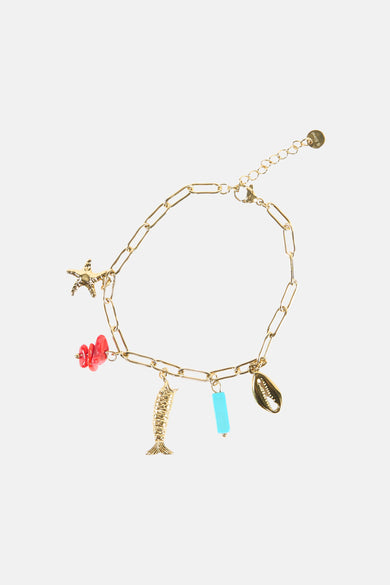 Bracelet multicolore de Le Fabuleux Marcel de Bruxelles avec chaîne dorée, étoile de mer, corail, poisson, perle et coquillage comme breloques.