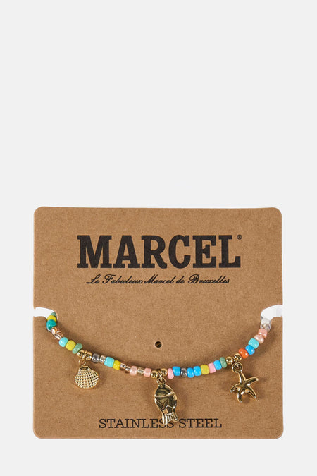 Gekleurde kralenarmband met bedels op kartonnen verpakking.