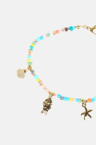 Bracelet multicolore de Le Fabuleux Marcel de Bruxelles avec des breloques dorées en forme de cœur, de poisson et d'étoile de mer.