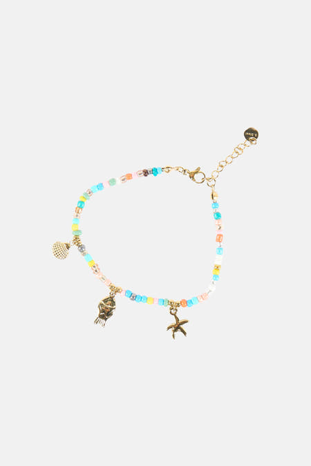 Multicolor armband van Le Fabuleux Marcel de Bruxelles, met bedeltjes in de vorm van een zeester, vis en bol.