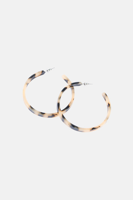 Boucles d'oreilles multicolores de Le Fabuleux Marcel de Bruxelles, avec un motif écaille de tortue.