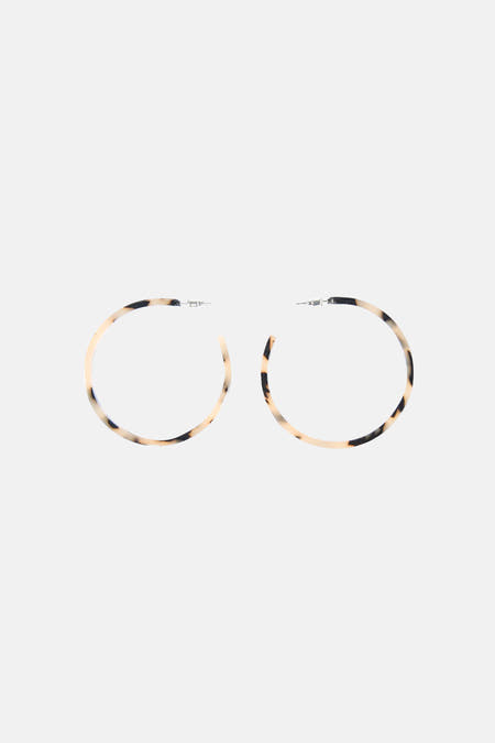 Boucles d'oreilles multicolores de Le Fabuleux Marcel de Bruxelles avec un imprimé tacheté.