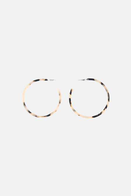 Boucles d'oreilles multicolores de Le Fabuleux Marcel de Bruxelles avec un imprimé tacheté.