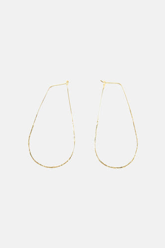 Boucles d'oreilles dorées de Le Fabuleux Marcel de Bruxelles, avec une texture brute et une forme irrégulière unique.