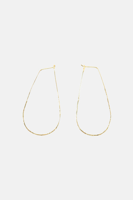Boucles d'oreilles dorées de Le Fabuleux Marcel de Bruxelles, avec une texture brute et une forme irrégulière unique.