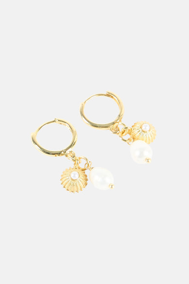 Boucles d'oreilles dorées de Le Fabuleux Marcel de Bruxelles avec un motif floral et des breloques en perles.