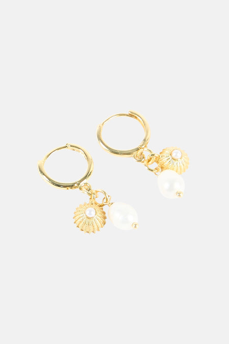 Boucles d'oreilles dorées de Le Fabuleux Marcel de Bruxelles avec un motif floral et des breloques en perles.