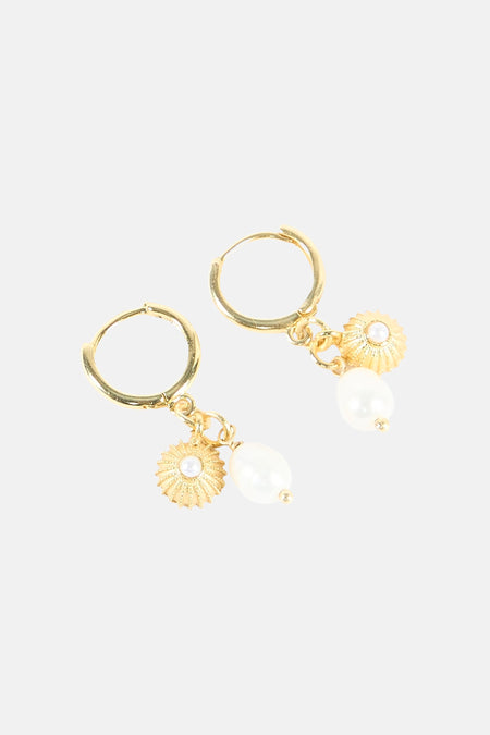 Gouden oorringen van Le Fabuleux Marcel de Bruxelles met pareldruppel en zonvormige hanger.
