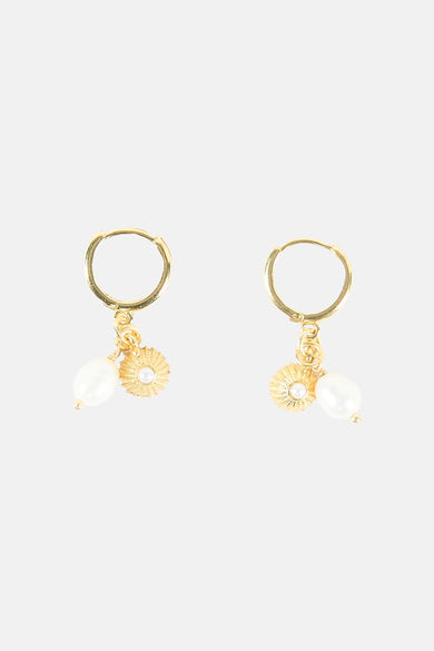 Boucles d'oreilles dorées de Le Fabuleux Marcel de Bruxelles avec goutte de perle et pendentif en forme de soleil.