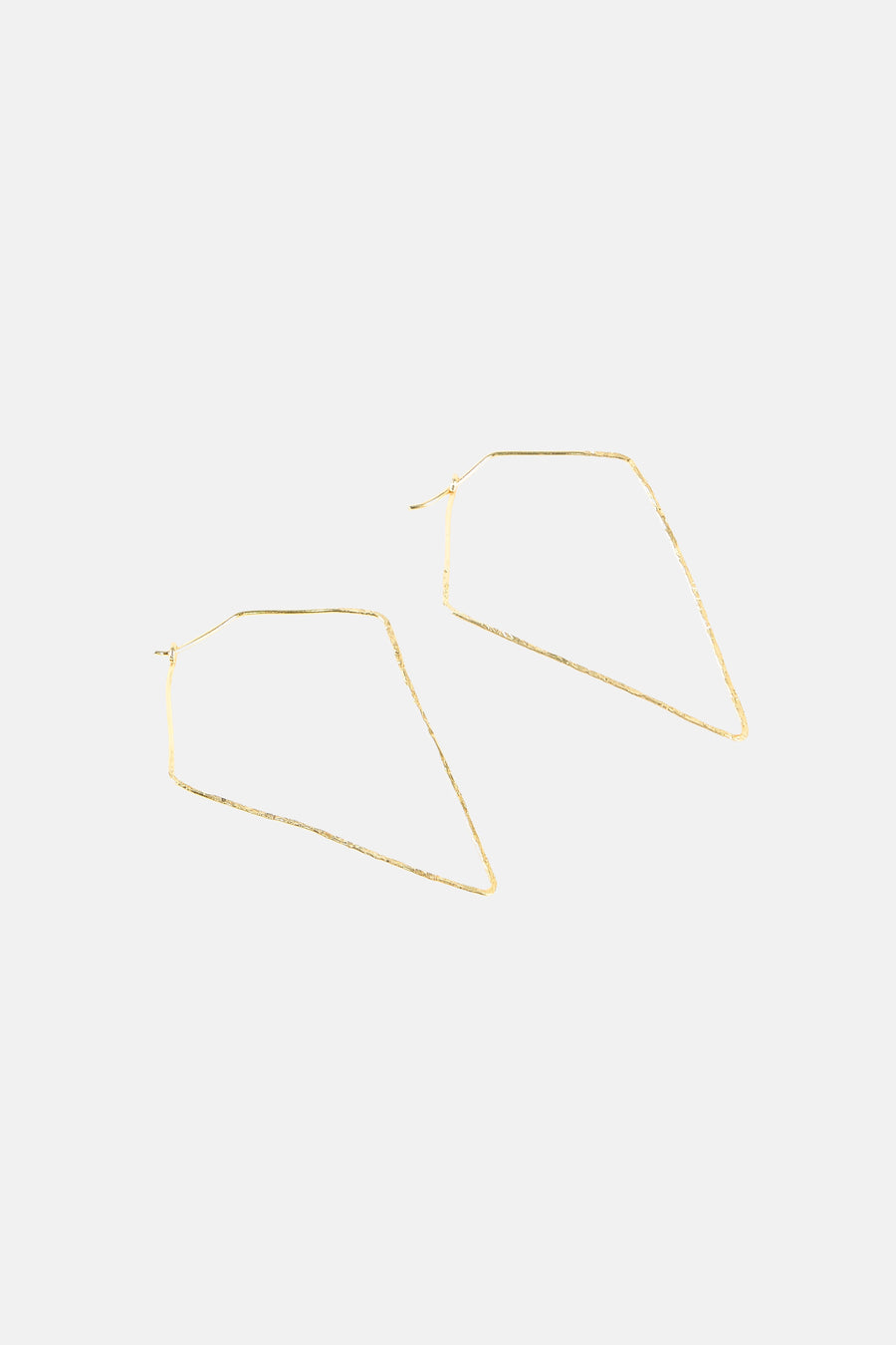 Boucles d'oreilles dorées de Le Fabuleux Marcel de Bruxelles avec un design géométrique ouvert.