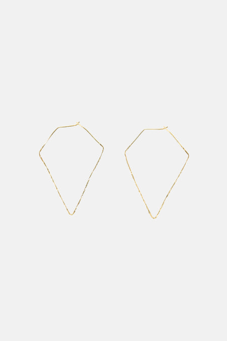 Boucles d'oreilles dorées de Le Fabuleux Marcel de Bruxelles, avec une forme géométrique et une texture irrégulières.