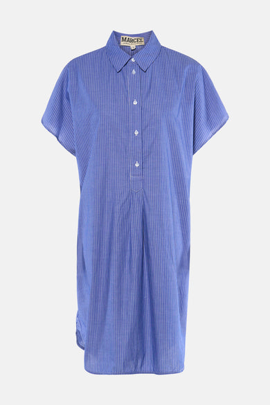 Robe bleue à manches courtes de Le Fabuleux Marcel de Bruxelles, avec rayures blanches, col et demi-patte de boutonnage.