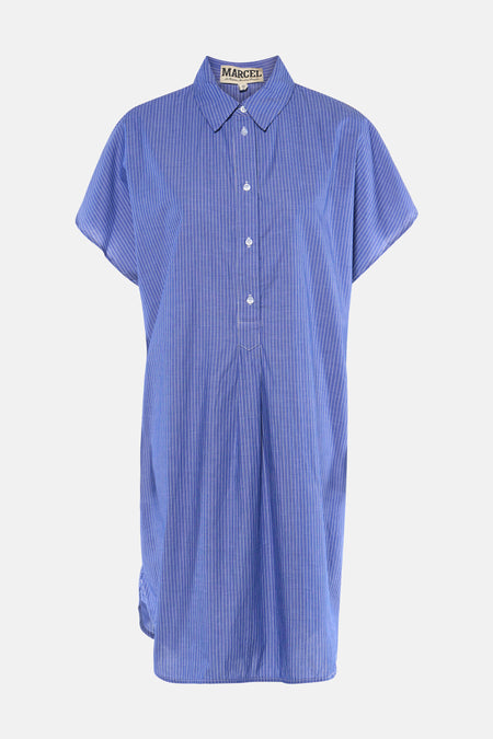 Robe bleue à manches courtes de Le Fabuleux Marcel de Bruxelles, avec rayures blanches, col et demi-patte de boutonnage.