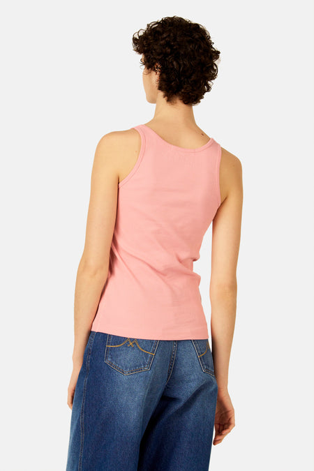 Roze geribbelde singlet van Le Fabuleux Marcel de Bruxelles, zichtbaar vanaf de achterkant, gedragen met een jeans.