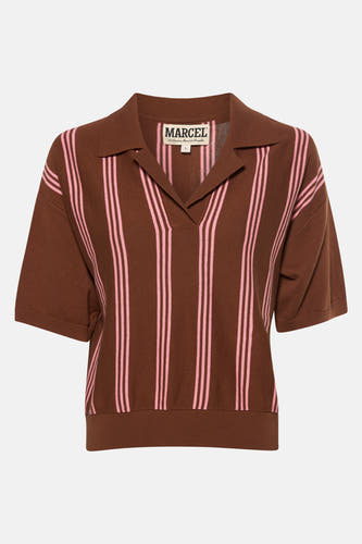 Polo marron à manches courtes de Le Fabuleux Marcel de Bruxelles, avec des rayures verticales roses.