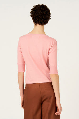 Pull rose à col rond de Le Fabuleux Marcel de Bruxelles, avec manches trois-quarts et détails côtelés.