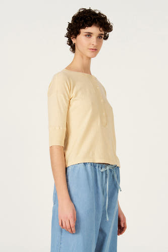 Pull écru à col rond de Le Fabuleux Marcel de Bruxelles, avec manches courtes et fermeture à boutons.