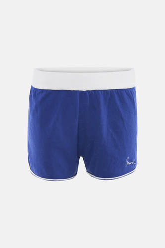 Short bleu de Le Fabuleux Marcel de Bruxelles, avec taille et ourlet blancs, et une signature à droite.