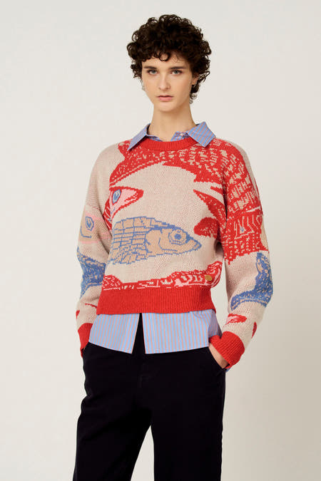 Multicolore trui met ronde hals van Le Fabuleux Marcel de Bruxelles, met een vissendesign, gedragen over een gestreept overhemd met zwarte broek.
