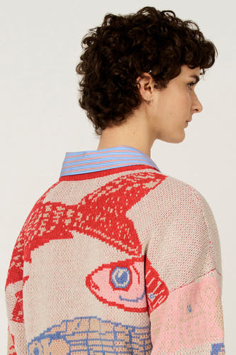 Pull multicolore à col rond de Le Fabuleux Marcel de Bruxelles, avec un motif de poisson et un col rayé.
