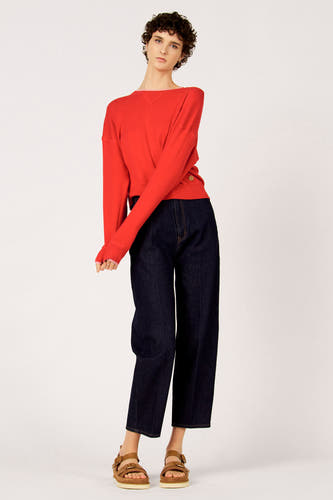Pull rouge à col rond de Le Fabuleux Marcel de Bruxelles, avec manches longues et un détail de bouton sur le côté.