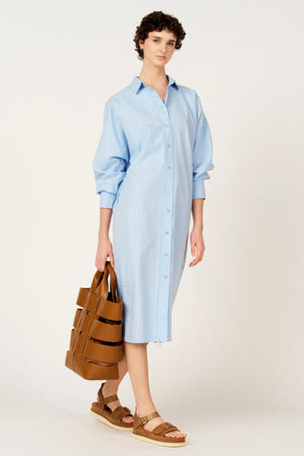 Robe bleue à manches longues de Le Fabuleux Marcel de Bruxelles, avec un motif à carreaux subtil, vue de profil.