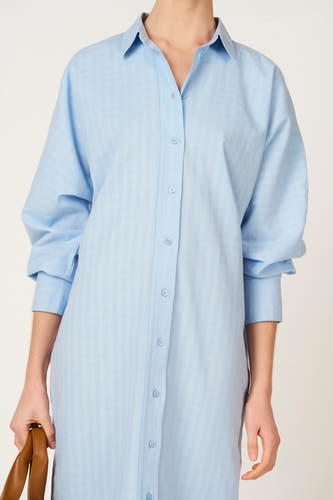 Robe bleue à manches longues de Le Fabuleux Marcel de Bruxelles, avec un motif à carreaux subtil et un col classique.