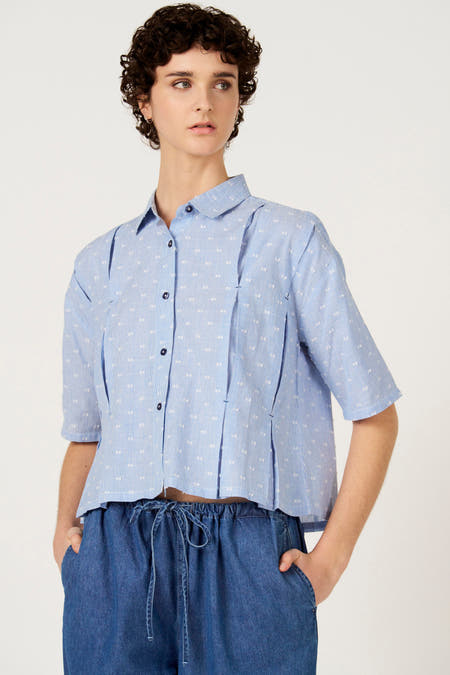 Blauw gestreept overhemd met korte mouwen van Le Fabuleux Marcel de Bruxelles, met een witte stippenprint en plooien aan de voorzijde.