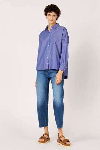 Blauw gestreept hemd met lange mouwen van Le Fabuleux Marcel de Bruxelles, gedragen met jeans en bruine sandalen met plateauzolen.

