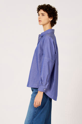 Chemise bleue à rayures à manches longues de Le Fabuleux Marcel de Bruxelles, avec surpiqûres blanches et une coupe décontractée.