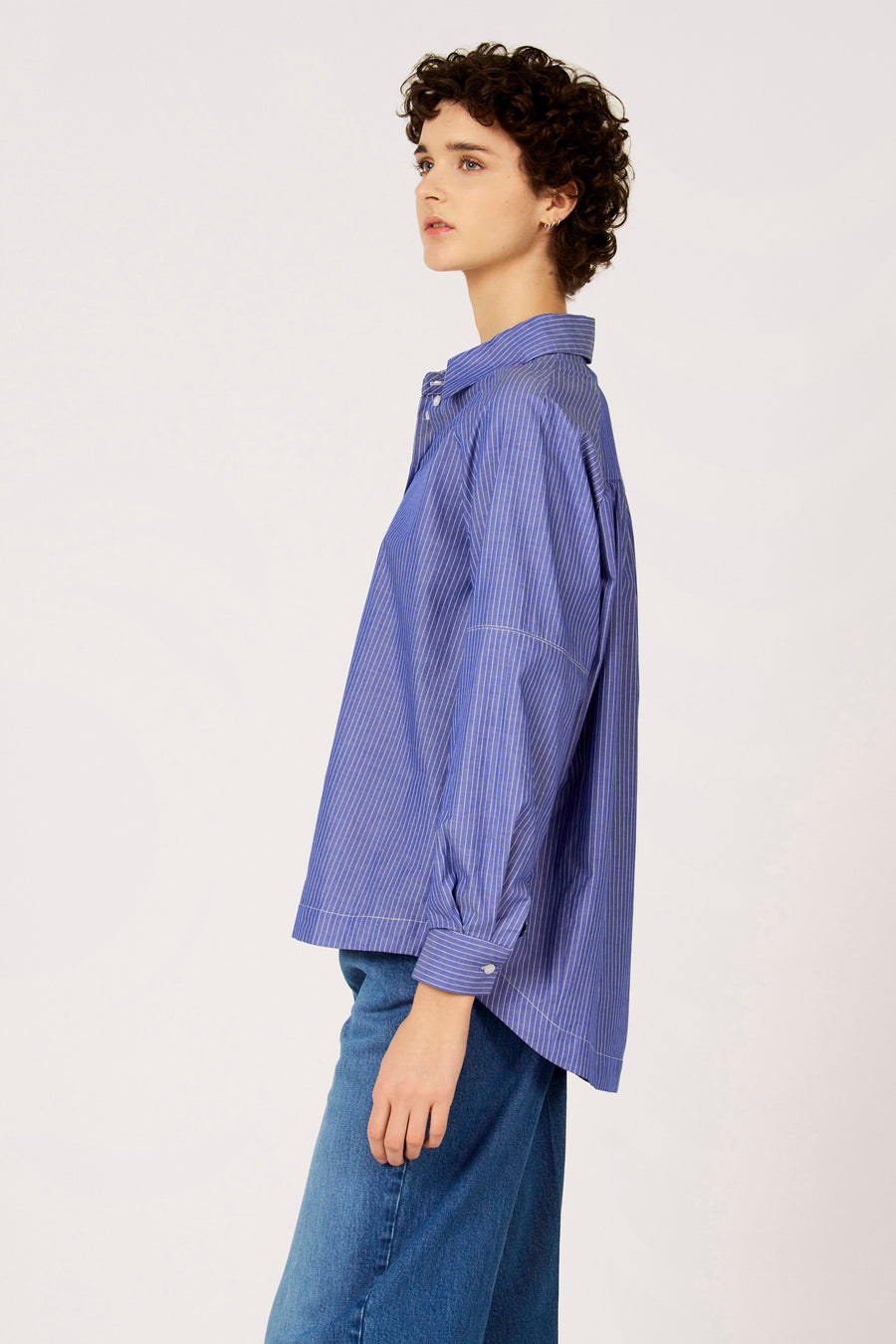 Chemise bleue à rayures à manches longues de Le Fabuleux Marcel de Bruxelles, avec surpiqûres blanches et une coupe décontractée.