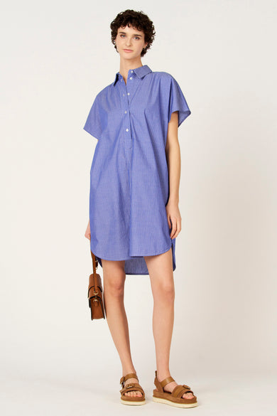 Robe bleue à manches courtes de Le Fabuleux Marcel de Bruxelles, avec des rayures verticales et un sac à main marron.