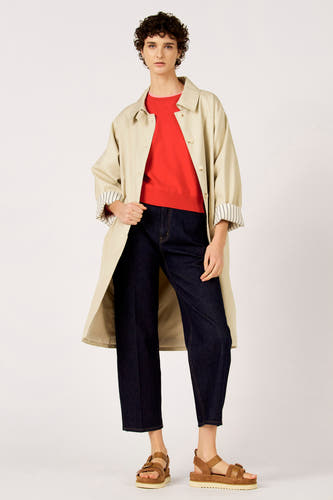 Long manteau beige de Le Fabuleux Marcel de Bruxelles, avec des manches trois-quarts et un revers rayé, vu de dos.