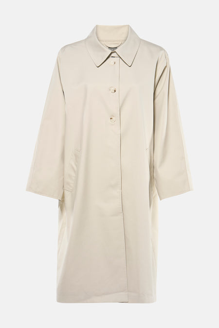 Manteau long beige de Le Fabuleux Marcel de Bruxelles avec col classique, fermeture boutonnée et manches trois-quarts.