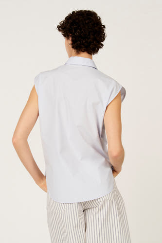 Blauw mouwloos hemd van Le Fabuleux Marcel de Bruxelles, met verticale gestreepte broek.