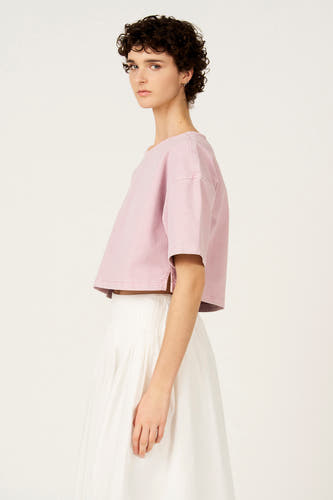 Roze blouse met korte mouwen van Le Fabuleux Marcel de Bruxelles, met een cropped fit en witte rok.
