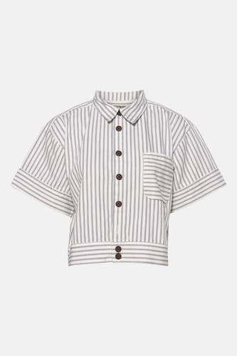 Chemise bleue rayée à manches courtes de Le Fabuleux Marcel de Bruxelles, avec des boutons marrons et une poche poitrine.